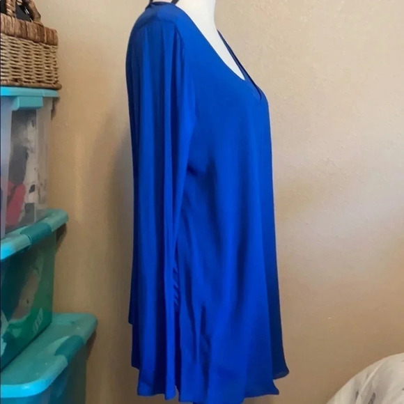 🌸 Gorgeous royal blue top 🌸 - Picture 3 of 5